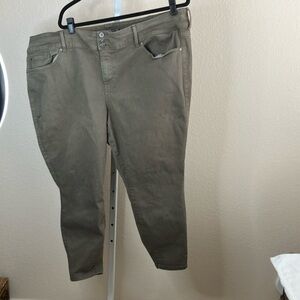 Torrid 3 button olive green jeans in size 26S. Jegging super.